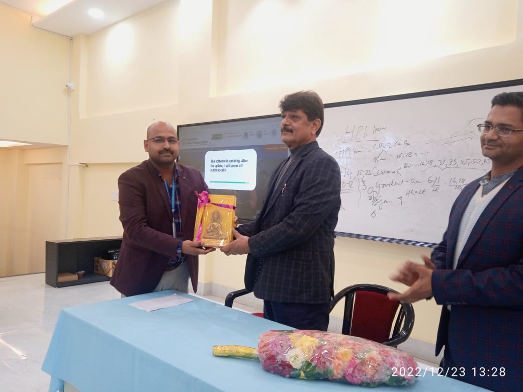 नालंदा मेडिकल कॉलेज के एसोसिएट प्रोफेसर डॉ रंजीत सिंह ने  प्रथम सत्र के नए  छात्रों को अनुशासन के साथ शिक्षा  से सम्बंधित व्याख्यान एवं सुझाव दिया गया