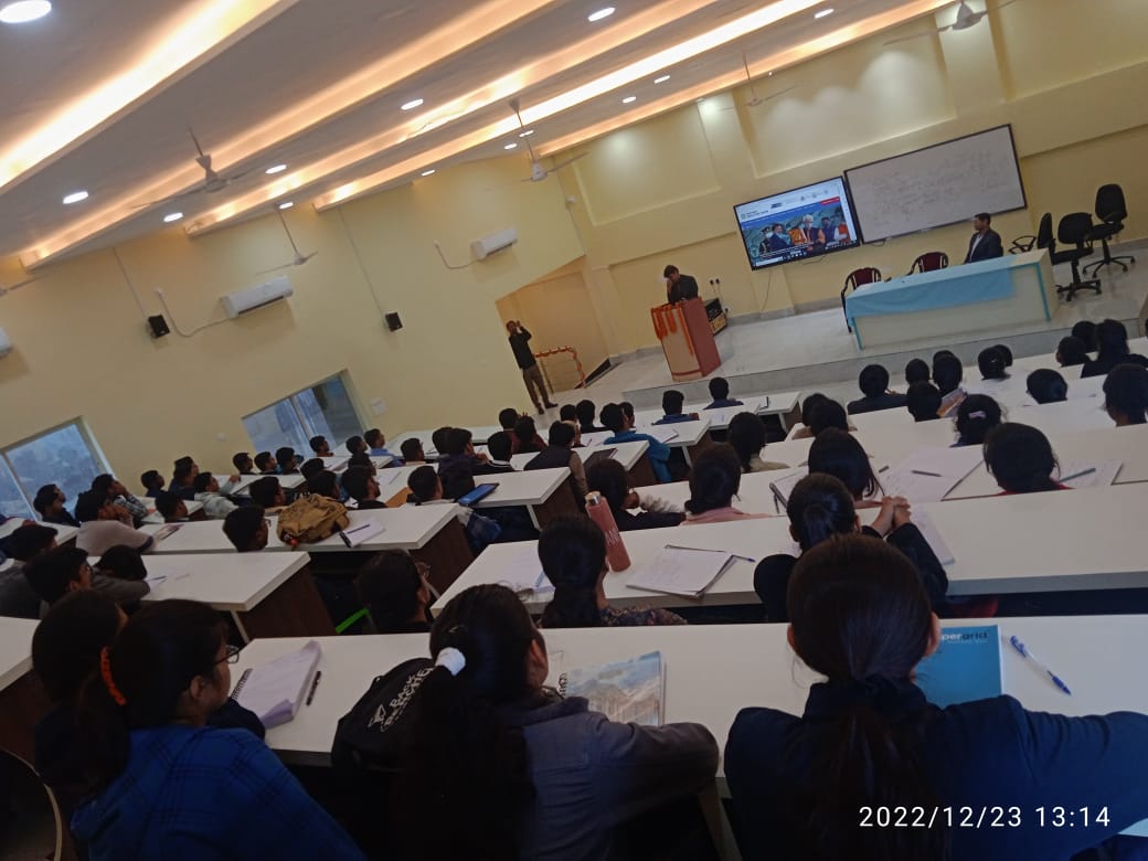 नालंदा मेडिकल कॉलेज के एसोसिएट प्रोफेसर डॉ रंजीत सिंह ने  प्रथम सत्र के नए  छात्रों को अनुशासन के साथ शिक्षा  से सम्बंधित व्याख्यान एवं सुझाव दिया गया